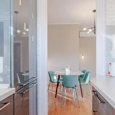 Guesthost - The Window Over The Mole Stunning X4