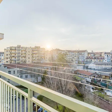 Guesthost - The Window Over The Mole Stunning X4 * 都灵